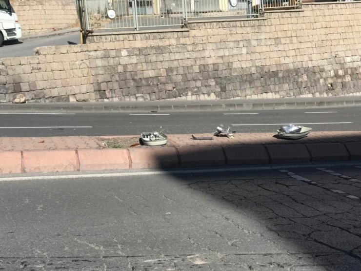 Otomobil aydınlatma direğine çarptı: 2 yaralı