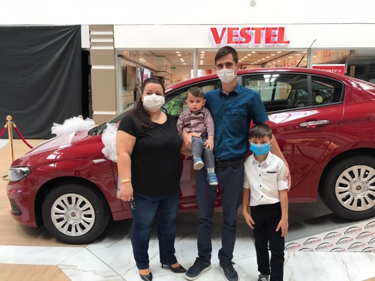 Kaysermall Outlet talihlisi otomobilini teslim aldı