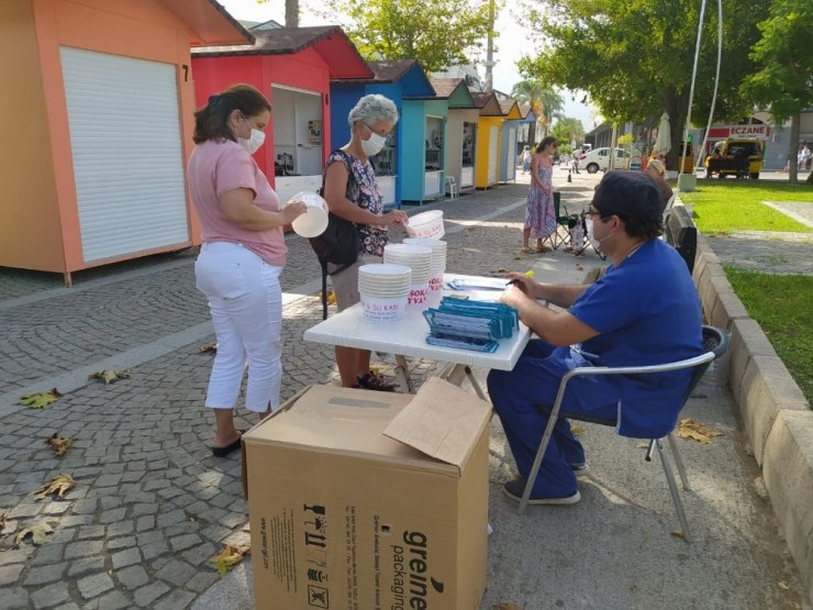Kemer Belediyesi sokak hayvanları için mama kabı dağıttı