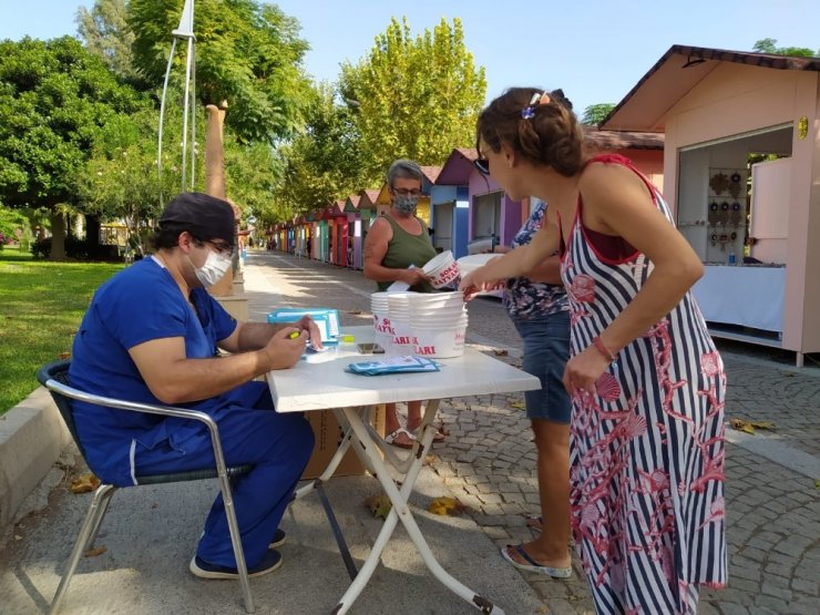 Kemer Belediyesi sokak hayvanları için mama kabı dağıttı