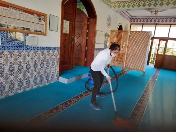 Kemer’de camiler temizlendi