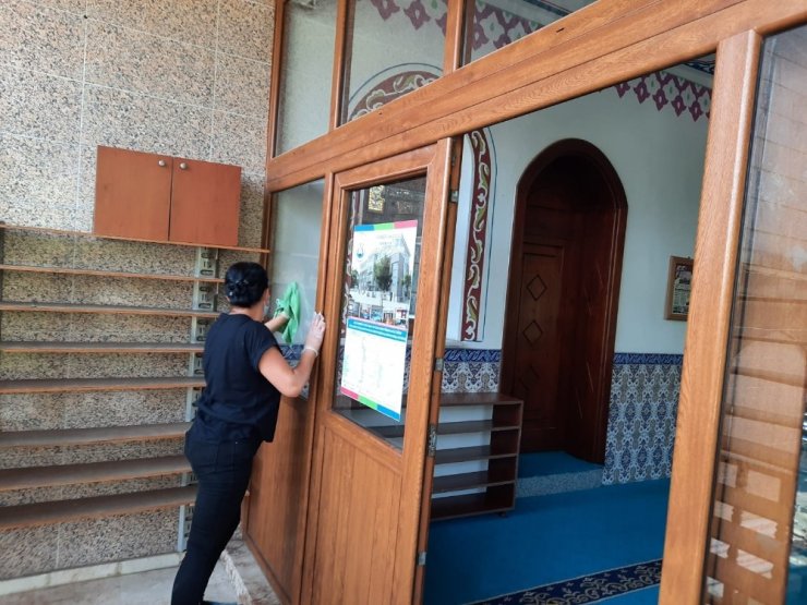 Kemer’de camiler temizlendi