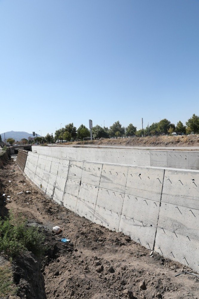 Başkan Çolakbayrakdar: “Kanal ıslahıyla şehrimize yakışır bir kent parçası inşa ediyoruz”