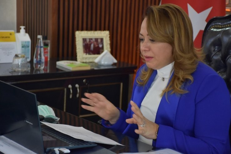 Tıp Fakültesi’nde ilk dersi Rektör Karabulut verdi