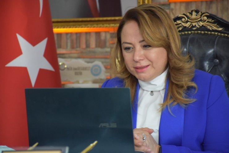 Tıp Fakültesi’nde ilk dersi Rektör Karabulut verdi