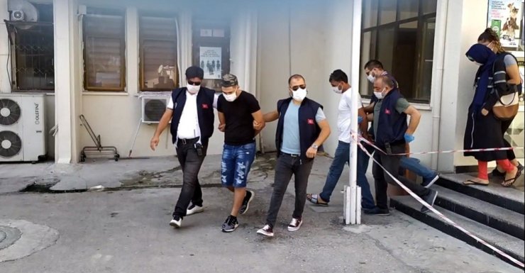 Kendilerini polis olarak tanıtıp yabancı turistleri soydular
