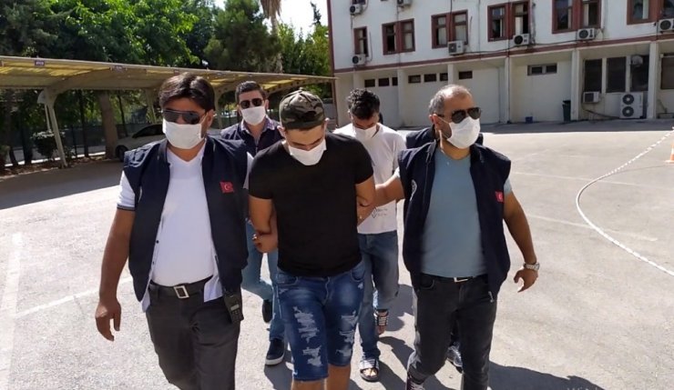 Kendilerini polis olarak tanıtıp yabancı turistleri soydular