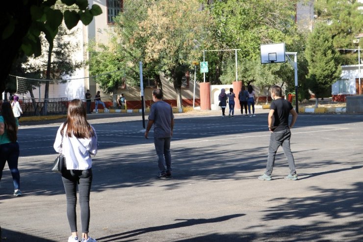Meslek liseleri açıldı, öğrenciler okulun yolunu tutu