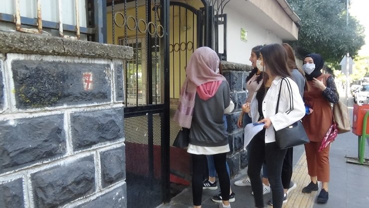 Meslek liseleri açıldı, öğrenciler okulun yolunu tutu