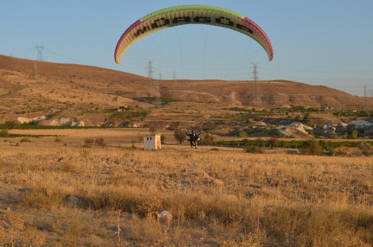 Yamaç paraşütünden inen kız arkadaşına evlilik teklifinde bulundu