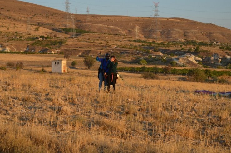 Yamaç paraşütünden inen kız arkadaşına evlilik teklifinde bulundu
