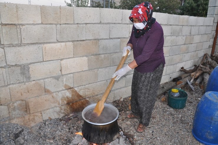 Geleneksel yöntemlerle üzüm pestile dönüşüyor