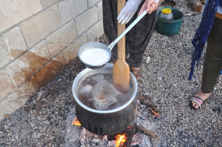 Geleneksel yöntemlerle üzüm pestile dönüşüyor