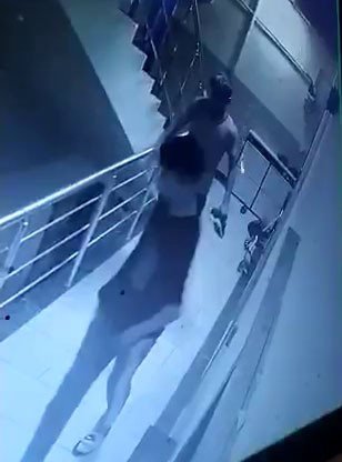 Apartmana giren iki şahsın ayakkabı çaldığı anlar kamerada