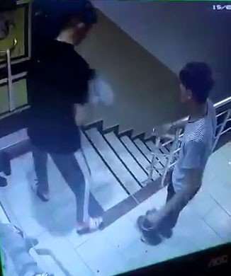 Apartmana giren iki şahsın ayakkabı çaldığı anlar kamerada