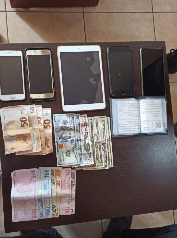 Kendilerini polis olarak tanıtıp yabancı turistleri soydular