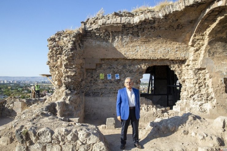 Selçuklu Dönemi anıt eserlerinden 800 yıllık Kızıl Köşk’te çalışma başlatıldı