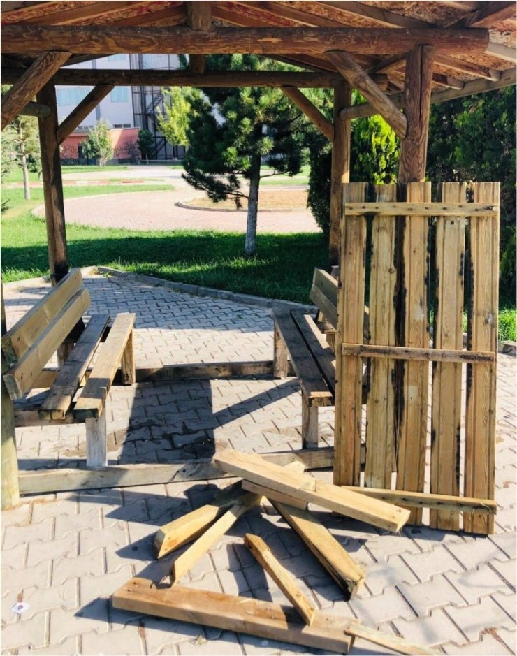 Park ve mesirelik alanlardaki çardak ve bankları parçaladılar