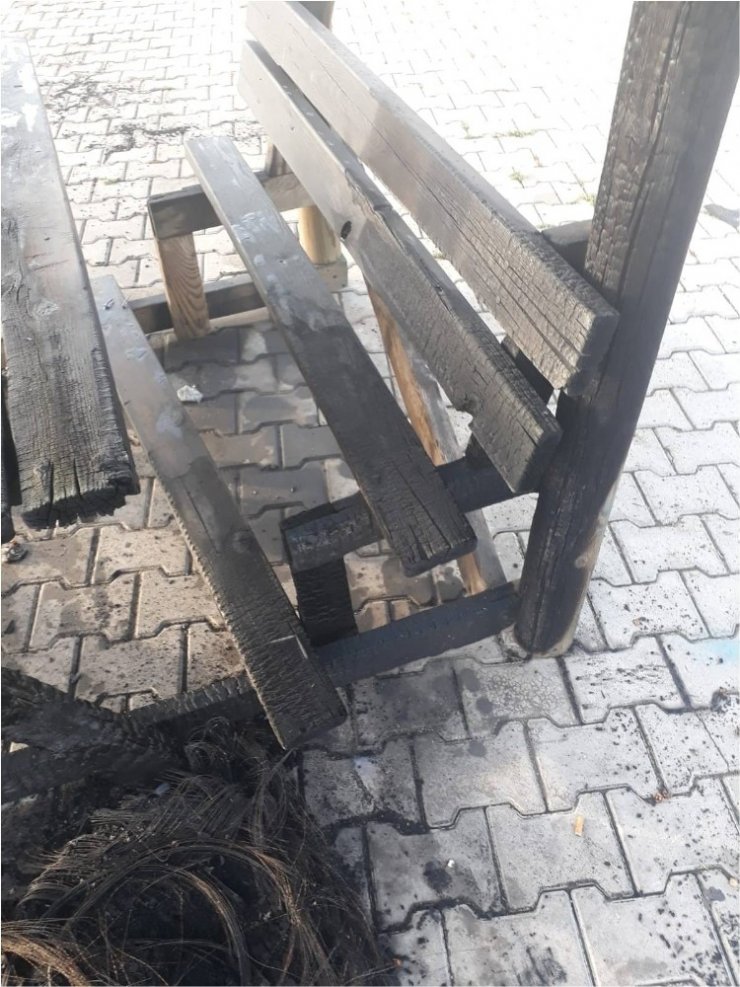 Park ve mesirelik alanlardaki çardak ve bankları parçaladılar