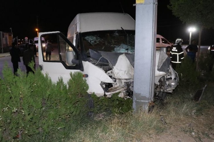 Minibüsün otomobile çarptığı kaza güvenlik kamerasında