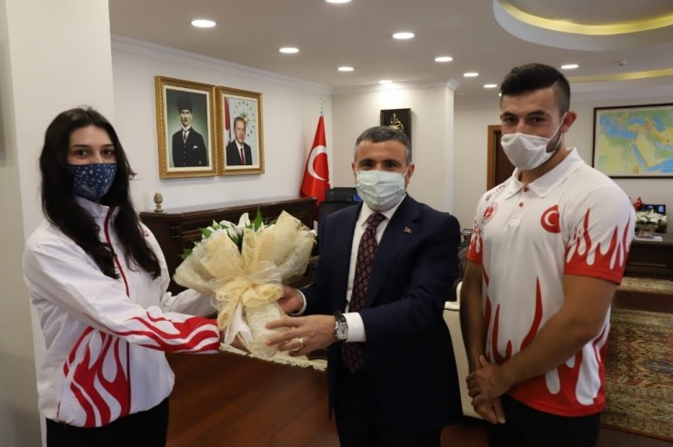 Gençlik Hizmetleri Spor Müdürü ve şampiyondan Valiyi ziyaret