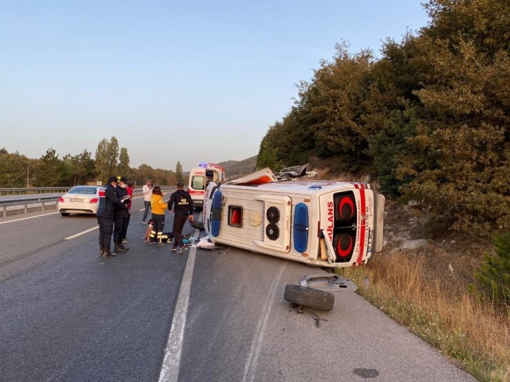 Bilecik’te ambulans çekiciye çarptı: 2 yaralı