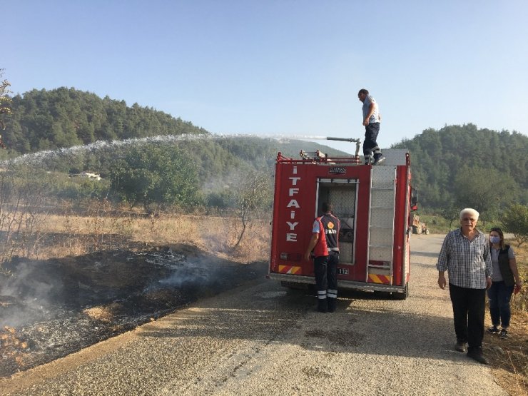 Bilecik’te çıkan yangın ormana sıçramadan söndürüldü