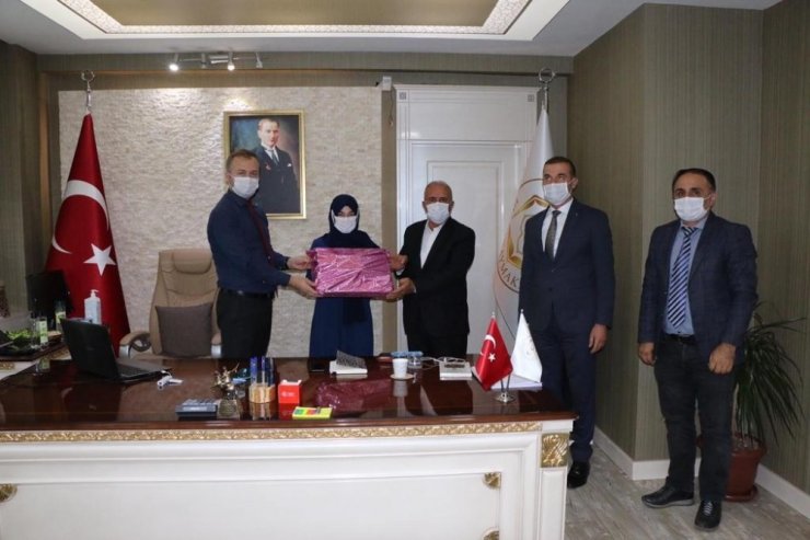 Hizan Kaymakamı Yelek, TÜBİTAK birincisi öğrenciye ödül verdi