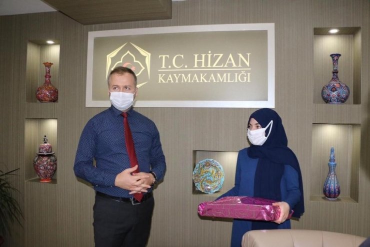 Hizan Kaymakamı Yelek, TÜBİTAK birincisi öğrenciye ödül verdi