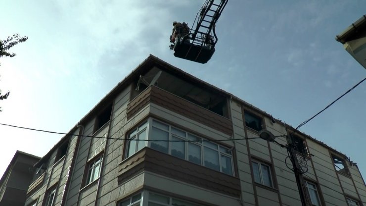 Boş arsada başlayan yangın, binanın çatısına kadar sıçradı
