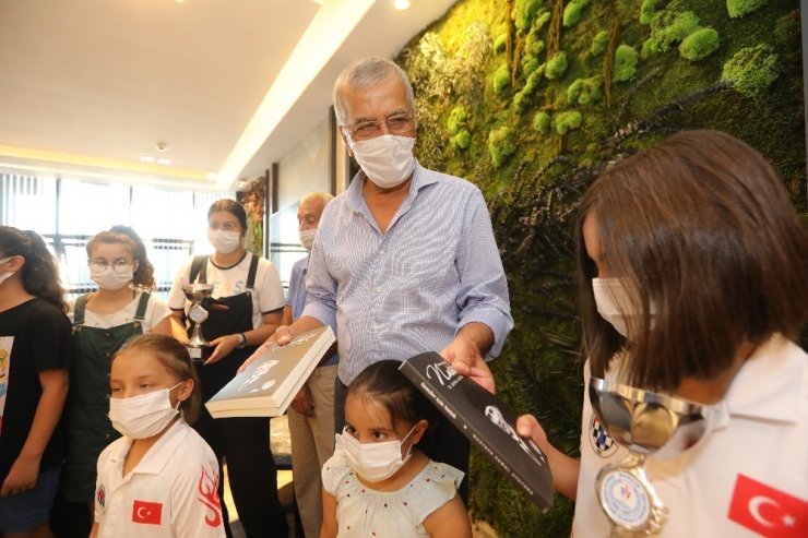 Küçük satranççılar madalya sevincini Başkan Tarhan’la paylaştı