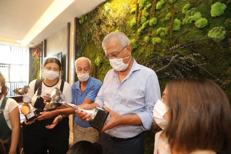 Küçük satranççılar madalya sevincini Başkan Tarhan’la paylaştı