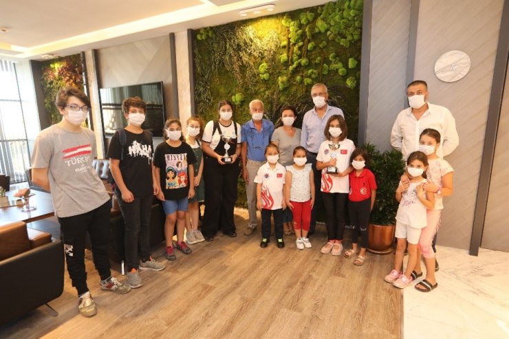 Küçük satranççılar madalya sevincini Başkan Tarhan’la paylaştı