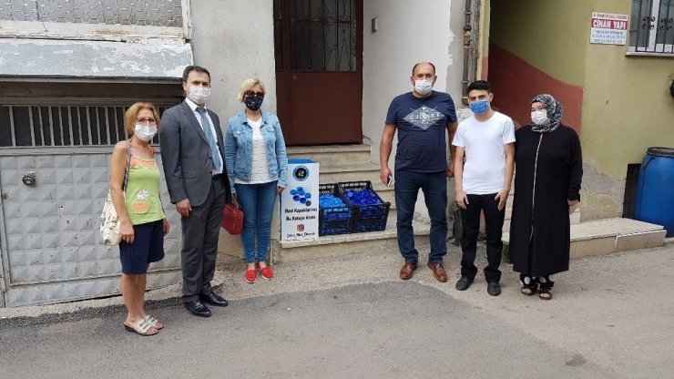 Yılda sekiz bin mavi kapakla engelli vatandaşlara yardım etti