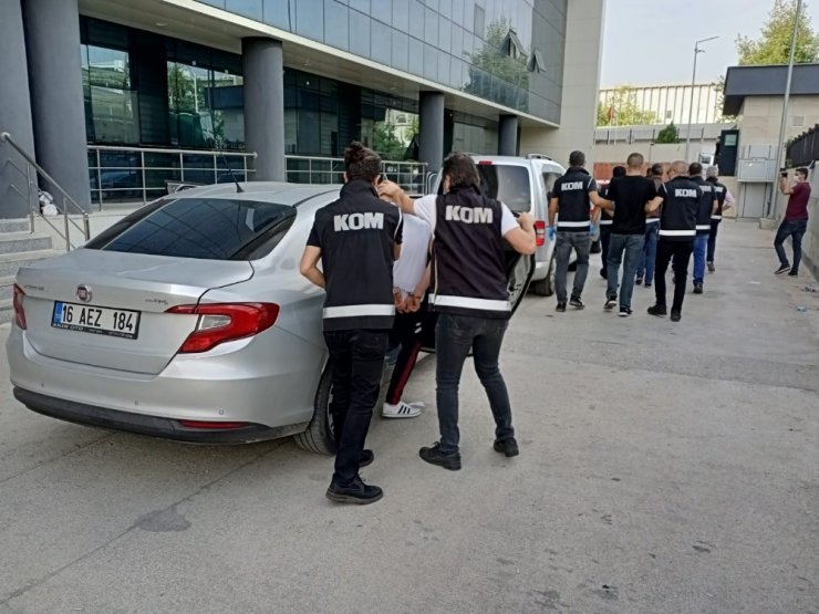 Bursa’da silahlı örgüt kurma ve yaralama suçundan aranan biri polis 7 kişi gözaltına alındı