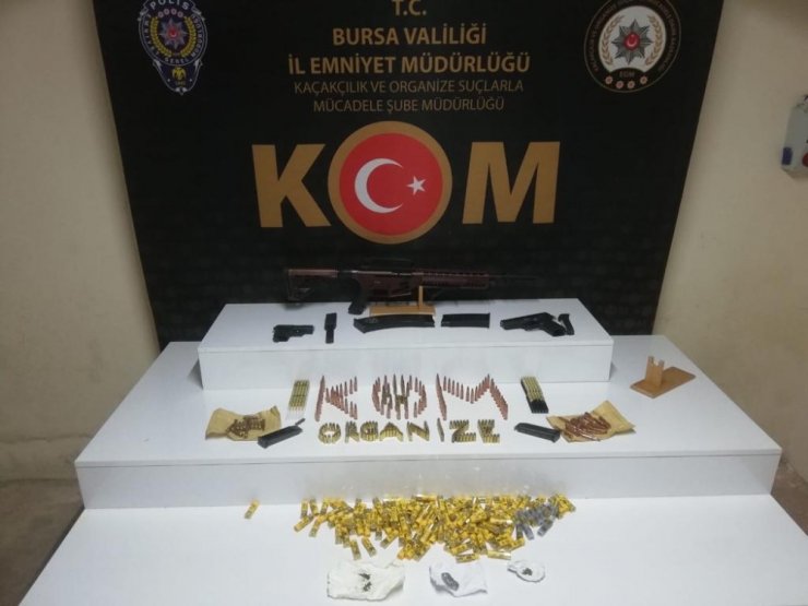 Bursa’da silahlı örgüt kurma ve yaralama suçundan aranan biri polis 7 kişi gözaltına alındı