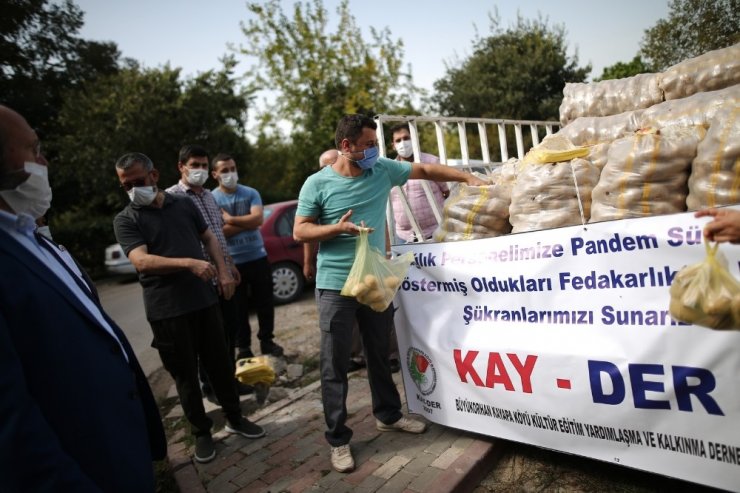 Tarladan topladıkları patatesleri sağlık çalışanlarına dağıttılar