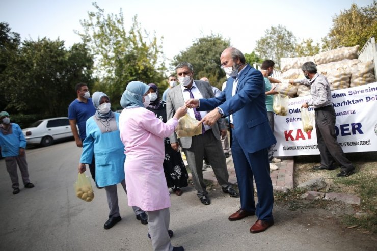 Tarladan topladıkları patatesleri sağlık çalışanlarına dağıttılar