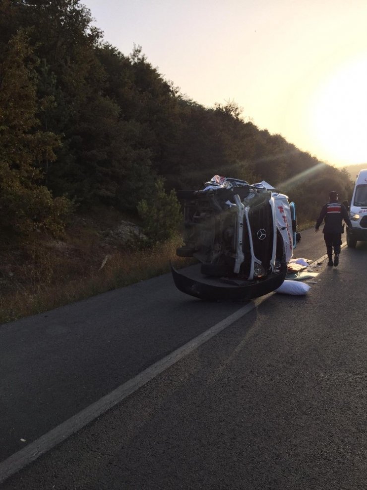 Özel ambulans takla attı 2 kişi yaralandı