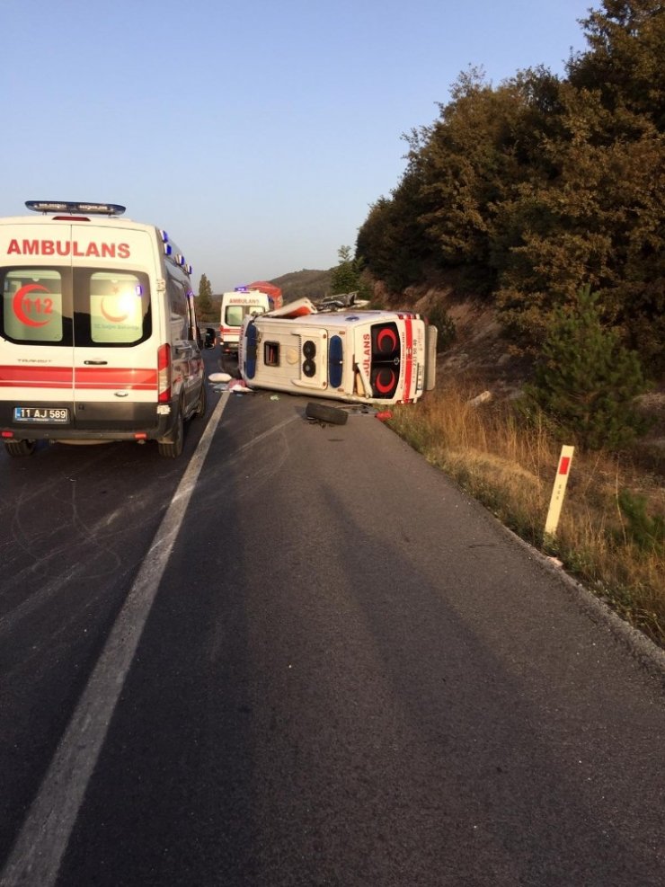 Özel ambulans takla attı 2 kişi yaralandı