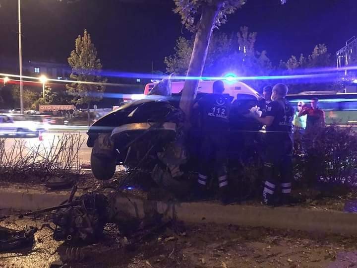Kontrolden çıkan otomobil ağaca çarparak durabildi: 2 ağır yaralı