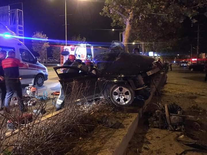 Kontrolden çıkan otomobil ağaca çarparak durabildi: 2 ağır yaralı