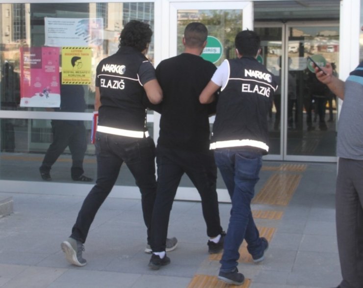 Elazığ’da polisin şüphelendiği şahıstan, kokain ele geçirildi