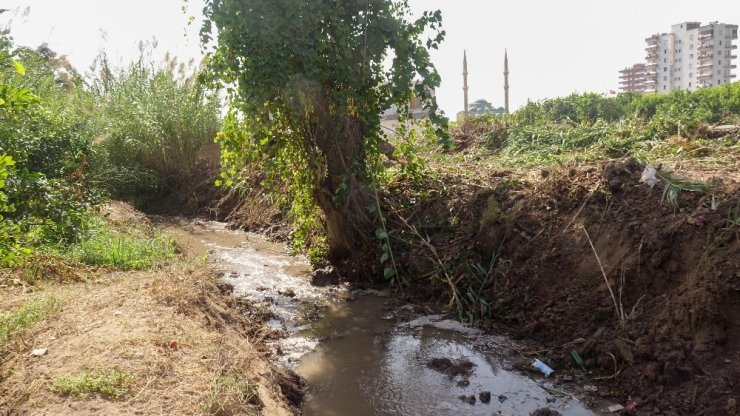 Çeşmeli Mahallesindeki kanal temizlendi
