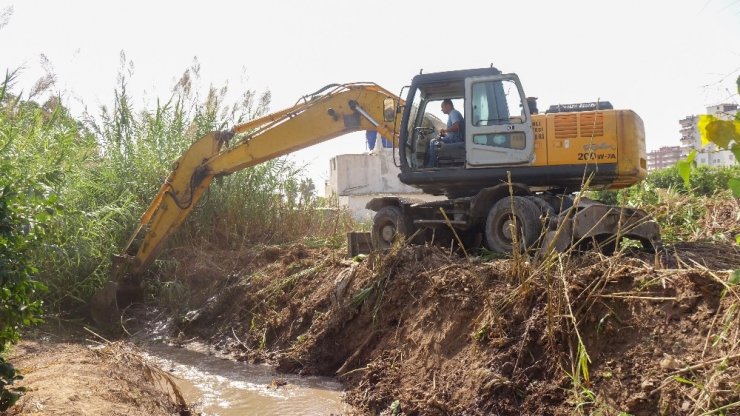 Çeşmeli Mahallesindeki kanal temizlendi