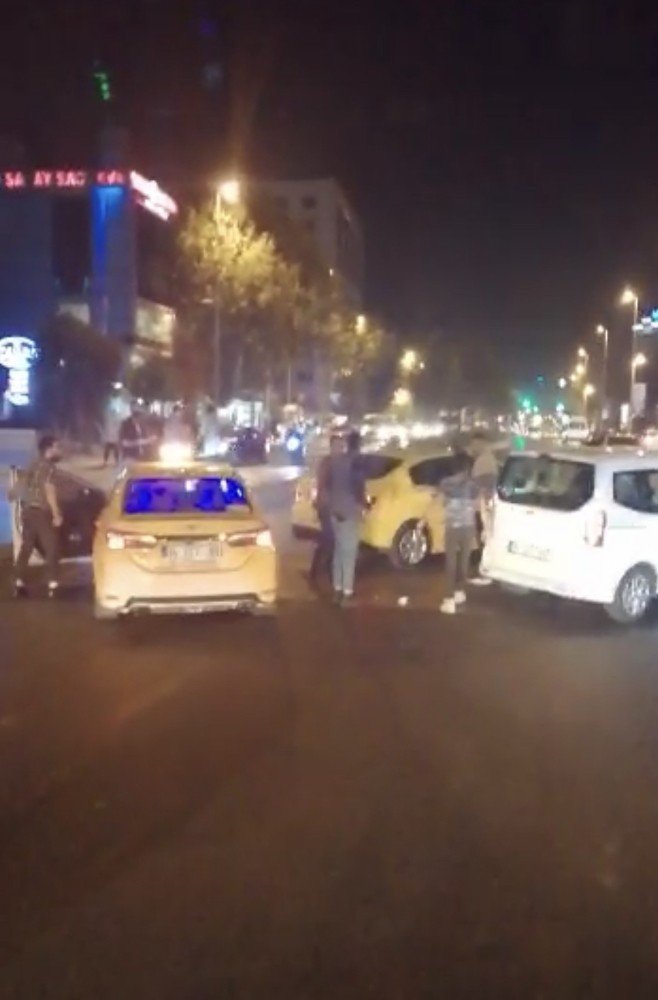 Yolu trafiğe kapatıp birbirlerine girdiler