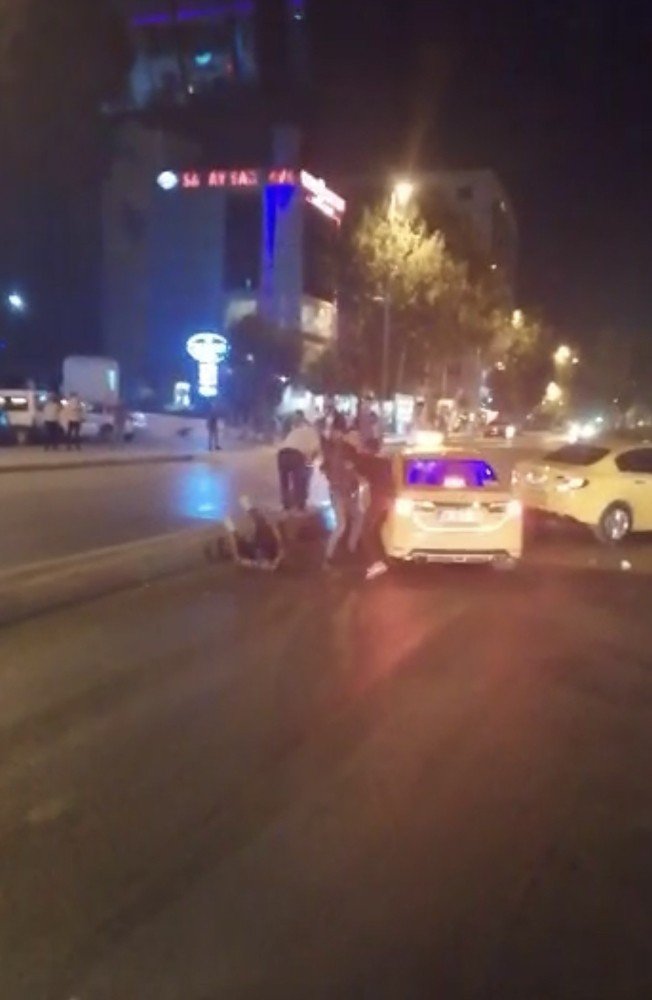 Yolu trafiğe kapatıp birbirlerine girdiler