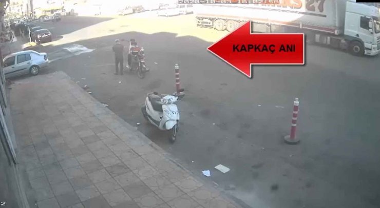 Motosikletli kapkaççılar güvenlik kamerasında