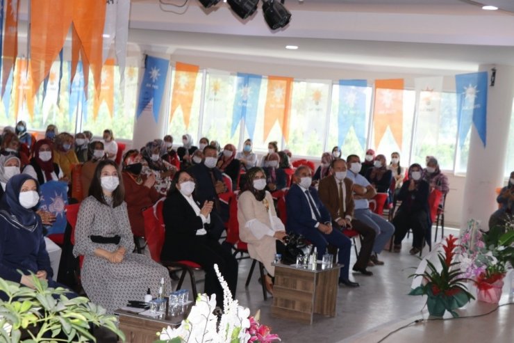 Gördes AK Parti Kadın Kolları Başkanı Seher Eren güven tazeledi