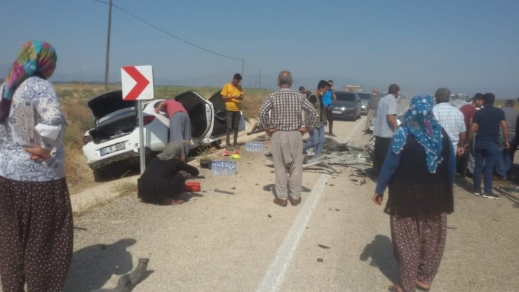 Adana’da iki otomobil kafa kafaya çarpıştı: 3 ölü